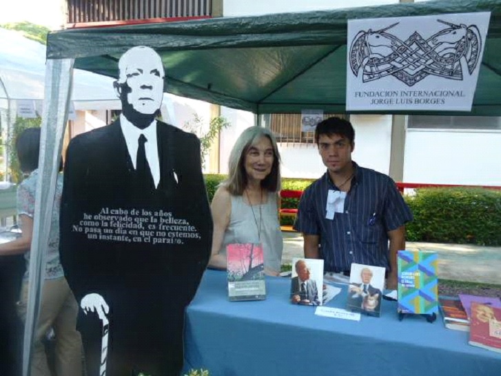 En el puesto de la Fundación Internacional Jorge Luis Borges en la Feria de Libros de Buenos Aires